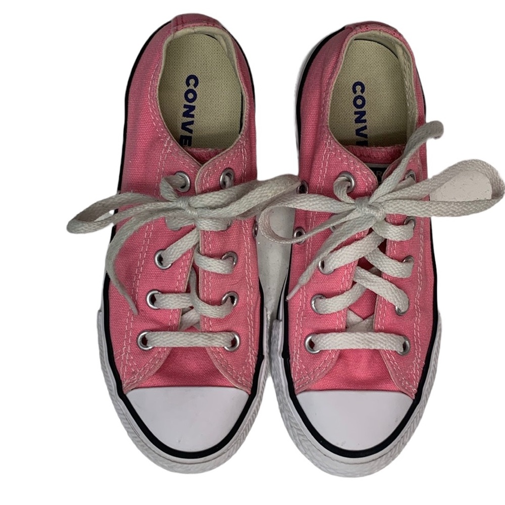 🌈 3 for $25🌈 EUC Pink Converse low-top sneakers kids size 13.5